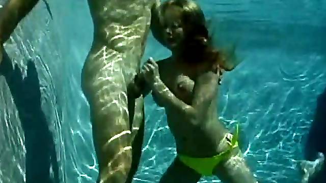 Babe gets her pussy fucked and gives handjob underwater