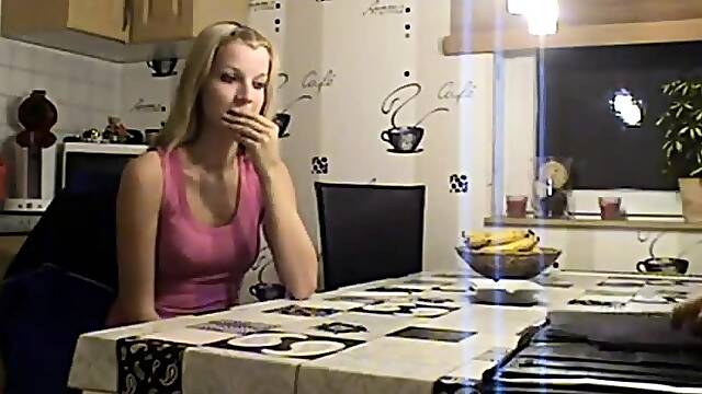 Hausfrau hebt den Gerichtsvollzieher