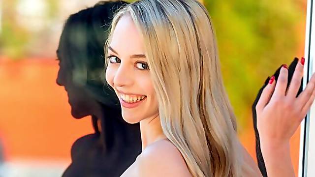 Stunning kinky blonde Lily Larimar opens her little hole