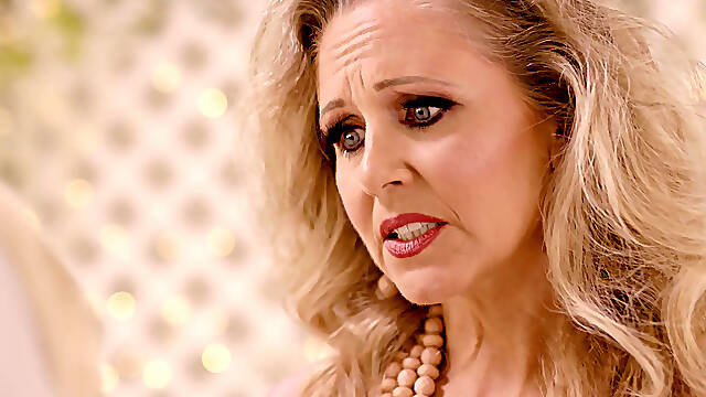 Mature Julia Ann and Carolina Sweets lick each others pussies