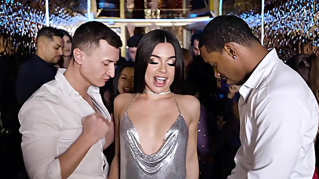 Public threesome with hot Martina Smeraldi