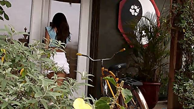 #RRR E4) *** ZOE AND HER BIKE*