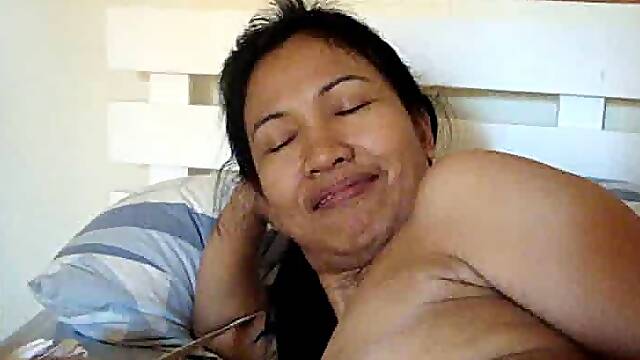 Mature Filipina masturbating her meaty fat brown cunt