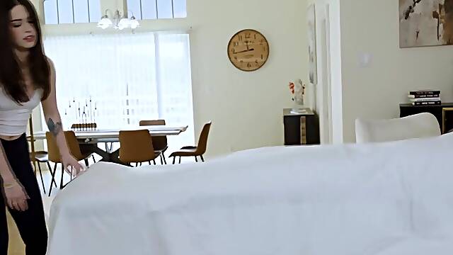 Home services masseuse eats the wet pussy of client