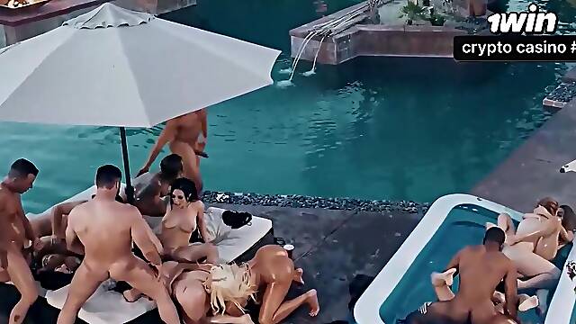 Lena Paul organiza uma orgia de wrestling selvagem na terceira temporada da casa Brazzers.