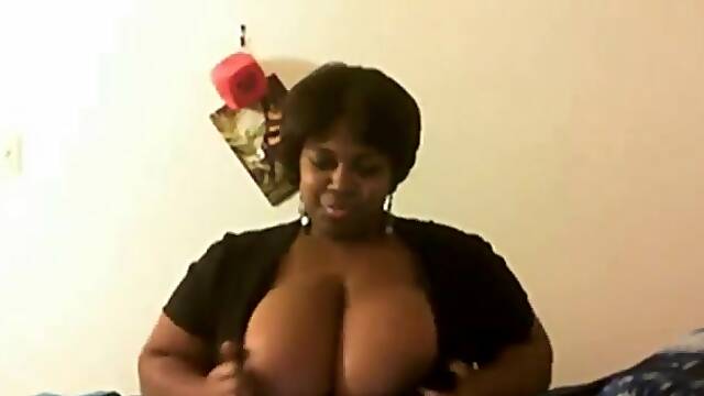 Webcam ebony shows her natural juicy tits and big ass