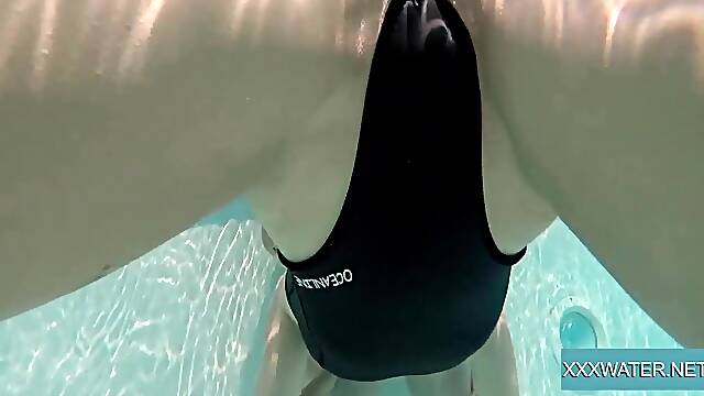 Jason throat bangs Marcie underwater