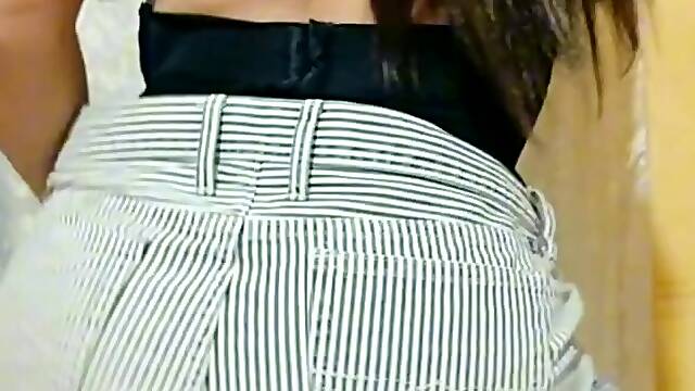 Me desnudo completa y le enseño mi culo al amigo de mi esposo