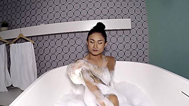 Brunette Nonny's steamy solo session in HD